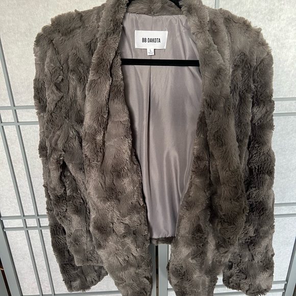 BB Dakota Faux Fur Jacket - Large - Picture 2 of 6